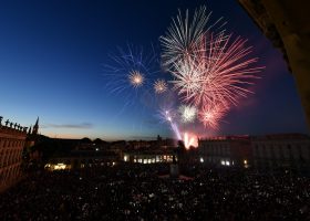 FETE NATIONALE - SPECTACLE PYROTECHNIQUE DU 14 JUILLET 2022 - FEU D'ARTIFICE. Nancy 14 juillet 2022.
Le feu d'artifice du 14 juillet 2022 sur la place Stanislas devant 20.000 personnes.
PHOTO Alexandre MARCHI.